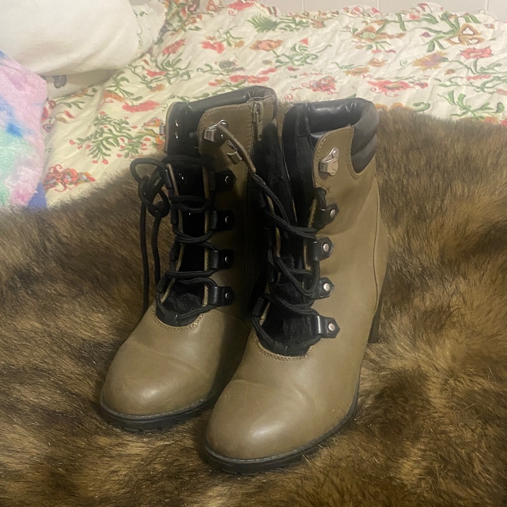 Stylish Women's Lace-Up Boots